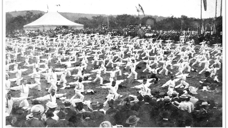 Alla festa distrettuale di Barnstein nel 1908, circa 200 atleti si esibirono davanti al castello.