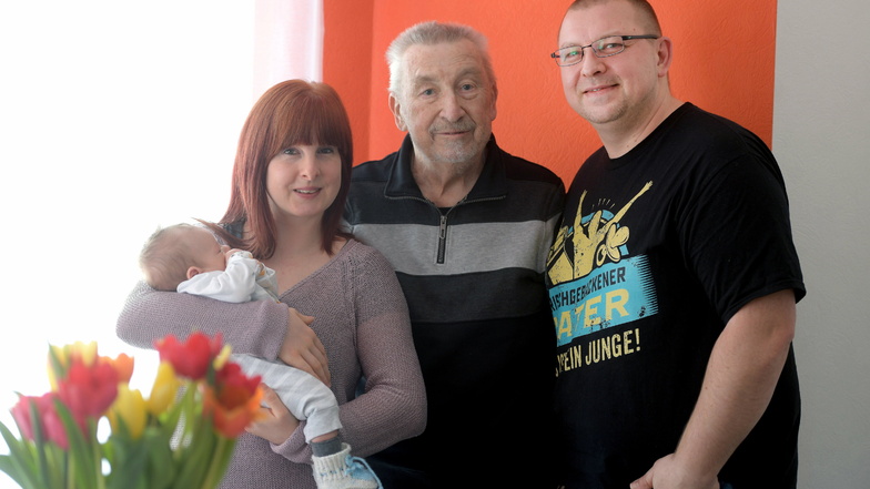 Romy Frerich und ihr Partner Stefan Neumann mit ihrem Baby Finn und Opa Reiner Neumann. Letzterer hat 50 Jahre in der Oderwitzer Schokoladenfabrik gearbeitet.