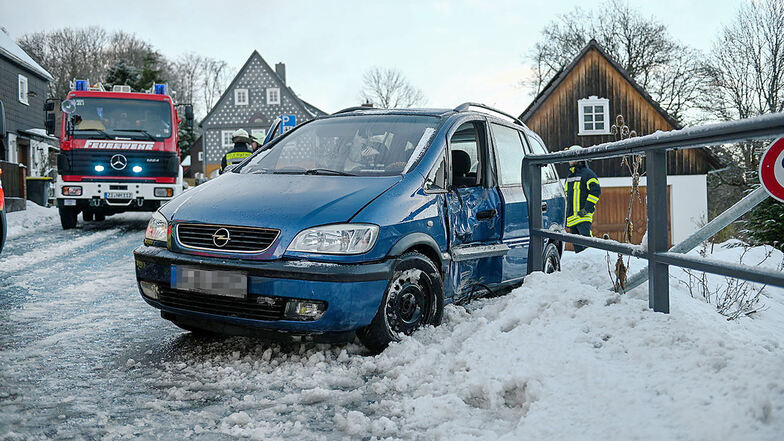 Wegen eines Winter-Unfalls war die Straße zwischen Obercunnersdorf und Eibau am Donnerstagnachmittag gesperrt.