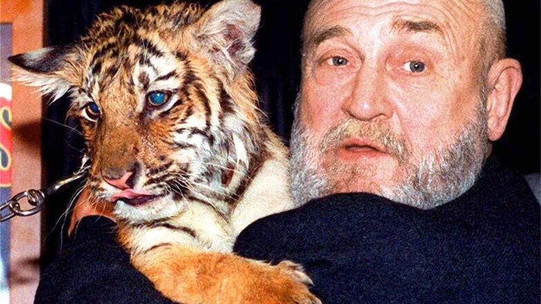 1996: Hoppe mit einem zwölf Wochen alten Tigerbaby, das er zuvor auf den Namen "Rolf" getauft hatte.