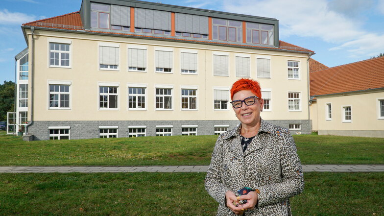 Erst vor einigen Monaten wurden im Dachgeschoss der freien Oberschule Großdubrau vier neue Unterrichtsräume fertig. Schulleiterin Tina Koppatsch unterrichtet dort gern, wünscht sich aber noch mehr Platz für ihre Schule.