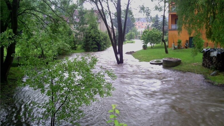 Hochwasser in Radeberg: 2013 war nach tagelangem Dauerregen die Röder über die Ufer getreten. Damit sich solche Bilder nicht wiederholen, hat die Stadt ein Hochwasserschutzkonzept erarbeiten lassen.