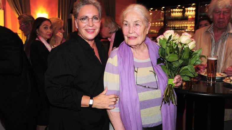 Katerina Jacob und ihre Mutter Ellen Schwiers bei der Altweiberfrühling Theater Premiere 2015.