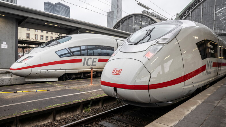Schnellzüge im Hauptbahnhof von Frankfurt