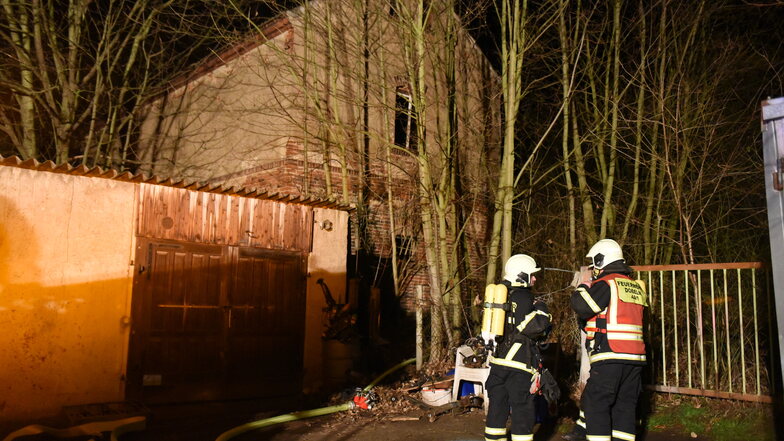 Unter Atemschutz gingen Kameraden in das Haus, um den Brand zu löschen.