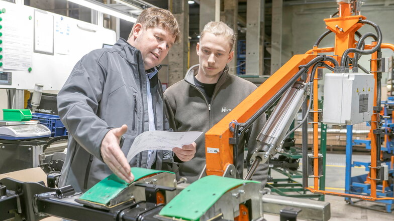 Dominik Großer (rechts) ist seit dem 1. Februar fest bei Horizon Global in Hartha angestellt. Produktionsleiter Ulrich Schulze freut sich für ihn.