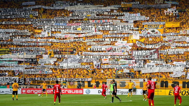 Contemplation: The 2016 cup game between Dynamo and RB Leipzig is a duel of opponents. On the Dresden fan block more smähplakaat was said, so that an occasional bull's head flight took place in the interior.