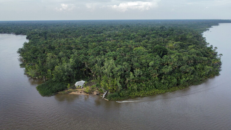 Blick auf Häuser am Ufer des Flusses Limoeiro, im Nord-Amazonas.