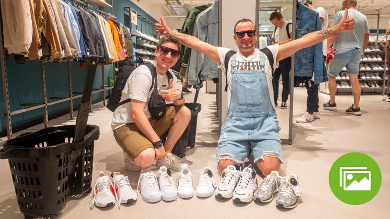 Jeremy (l.) und Mirko sind als Erste im neuen Zalando-Laden - und schlagen in der Sneaker-Abteilung zu.