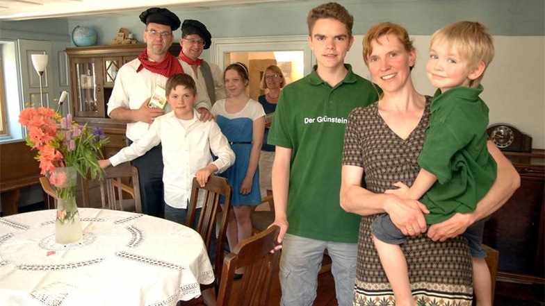 Stefanie und Ehemann Thomas Kipke (links) hatten alle Hände voll zu tun im Grünsteinhof in Ebersbach.