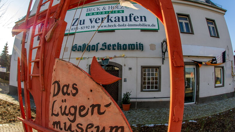 Der Gasthof Serkowitz stand bereits
im Jahr 2014 zum
Verkauf, wie das
Archivfoto zeigt.
Im Jahr 1337 erstmals urkundlich
erwähnt, wird dort
schon seit einiger
Zeit kein Bier
mehr ausgeschenkt. Seit neun
Jahren hat das Lügenmuseum sein
Domizil in dem Geb