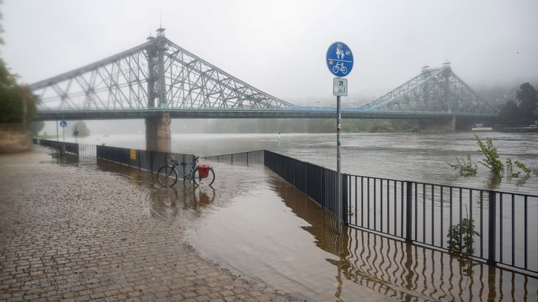 Hochwasser in Dresden. Der Elberadweg am Blauen Wunder ist nicht mehr passierbar.