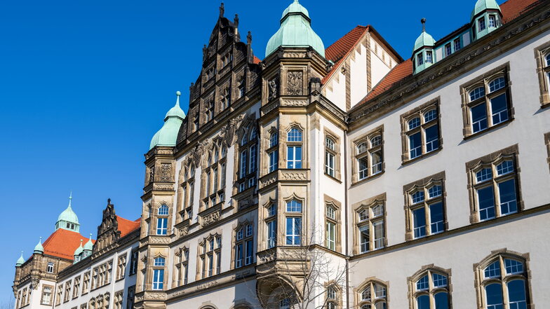 In Bautzen vor Gericht: Rentner will Hakenkreuze zu "Aufklärungszwecken" auf Facebook gepostet haben
