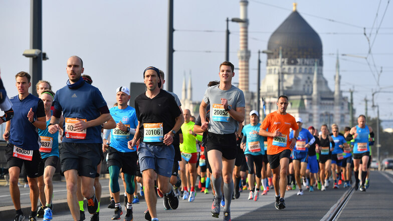 Läufer des 20. Piepenbrock-Marathons im vergangenen Jahr auf der Dresdner Marienbrücke.