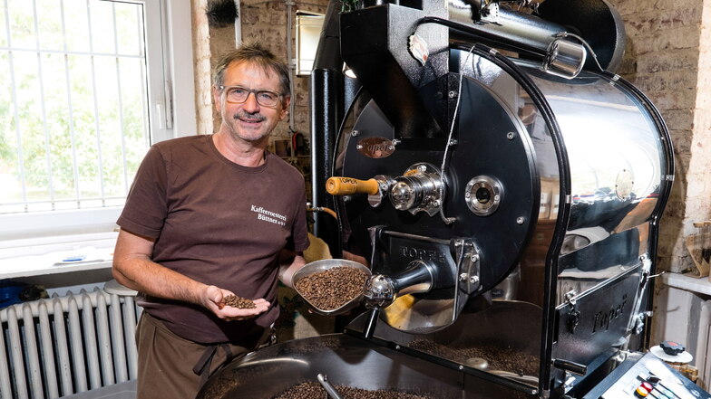 Peter Büttner, Filialleiter der Kaffeerösterei Büttner, an einer Röstmaschine.
