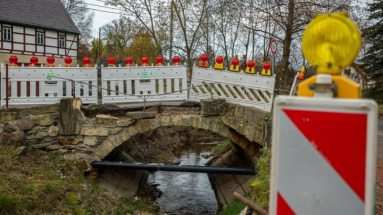 Die Brücke am Dorfbach 3 in Reichstädt wurde beim Hochwasser 2013 beschädigt. Nun wird sie repariert.
