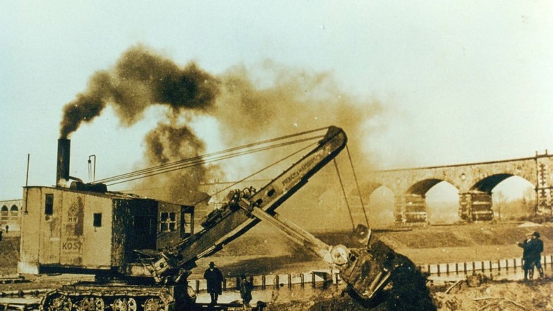 Beim Projekt Neißeregulierung (hier am Bahnviadukt Zittau) wurde richtig Dampf gemacht, wenngleich er auf dem Foto vor allem vom Bagger kam.