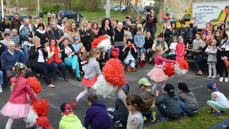 So wurde 2016 noch das 22. deutsch-polnisches Brückenfest in Przewoz und Podrosche gefeiert. Mädchen und Jungen der Grundschule in Przewoz traten auf dem Festplatz unterhalb des Balthasar-Turmes mit einem Programm auf.