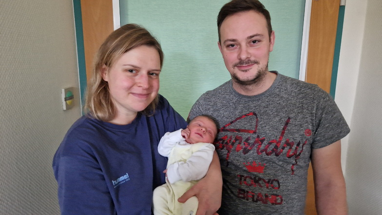Der erste Freital in 2024: Timo mit den glücklichen Eltern Lisa und Daniel aus Bannewitz.