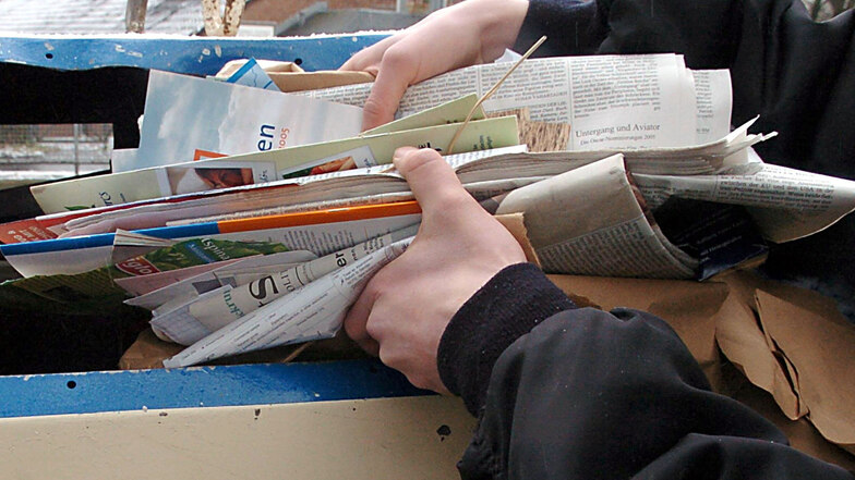 Altpapier in einen Sammelcontainer zu werfen, ist der gängigste Weg zur Entsorgung. Wer aber ausrangierte Zeitungen, Kataloge und ähnliches zu einer Annahmestelle bringt, bekommt dafür etwas Geld.