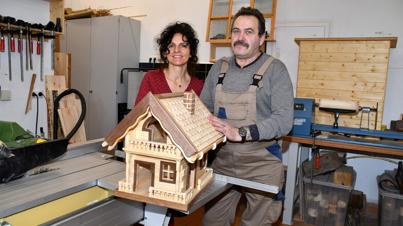 Geschäftsführerin Solveig Buder mit Sergej Schiller, der im Verein in stundenlanger Kleinarbeit ein Holzhaus gebastelt hat.