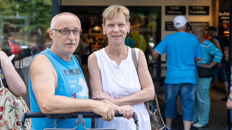 Manfred und Karola Schmidt wohnen in Birkigt und müssen zum Einkaufen mit dem Auto fahren. Der Edeka überzeuge sie, sagt das Ehepaar.