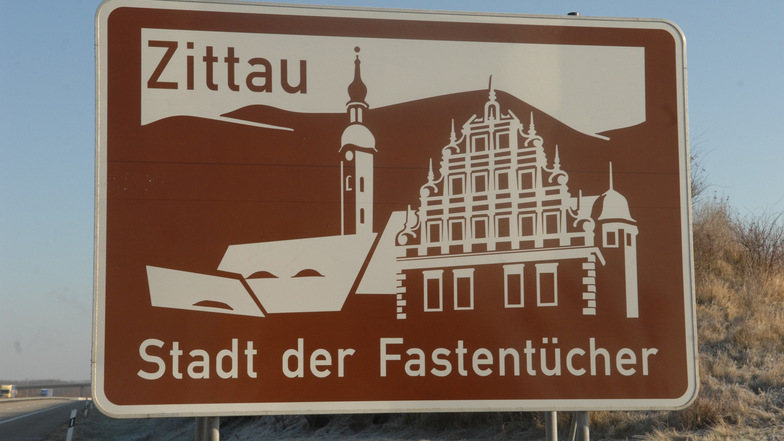 Um Fahrer, die aus Westen in Richtung Polen unterwegs sind, wirbt kurz vor der A4-Abfahrt Weißenberg dieses Schild, auf dem Zittau als Stadt der Fastentücher angepriesen wird.