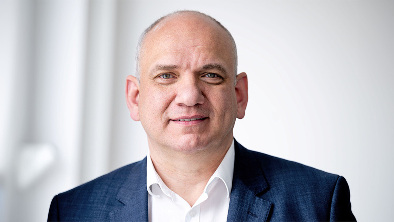 Steffen Roschek ist Geschäftsführer der Flugservice Bautzen GmbH und der fkon Consulting GmbH für IT-Projekte mit zehn festen Mitarbeitern, überwiegend mit Migrationshintergrund. Er gehört auch dem Kreisvorstand der CDU an.