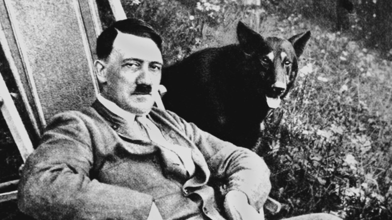 Adolf Hitler mit seinem Hund