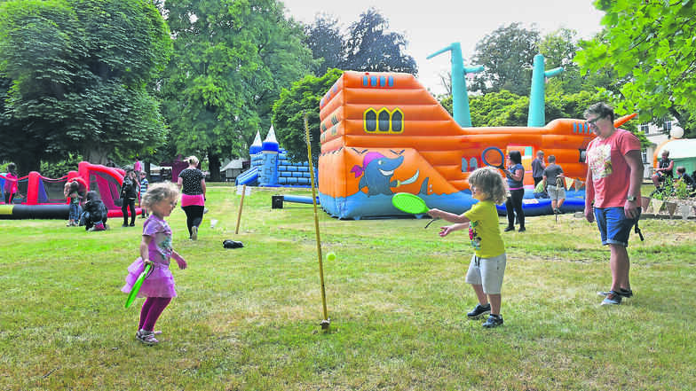 XXL-Kinderfest ist keine Übertreibung: Der Harthaer Stadtpark glich am Sonnabend einem riesigen Spielplatz, der gut besucht war. Wer fleißig Stempel an den Stationen sammelte, nahm an einer Verlosung teil.