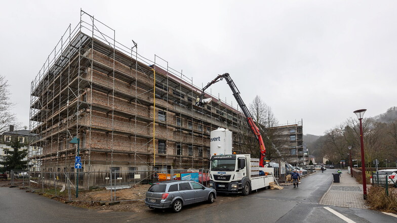 An der Oberschule Hainsberg läuft der Innenausbau auf Hochtouren, allerdings steigen die Baukosten rasant.