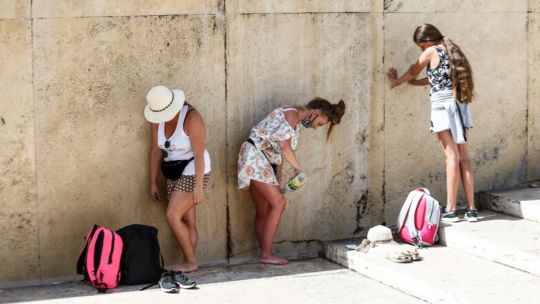 Touristen kühlen sich am Trevi-Brunnen in Rom ab. Das vergangene Jahr war für Europa das wärmste seit Beginn der Aufzeichnungen.