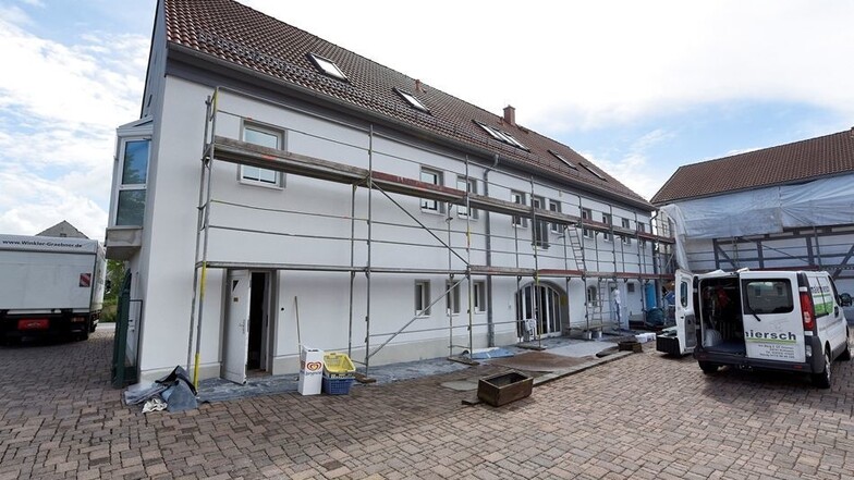 Der Fachwerkcharakter der Häuser soll erhalten aber moderner gestaltet werden. Deshalb wird die Fassade weiß gestrichen und die Fenster-Faschen sowie die Holzbalken grau abgesetzt.
