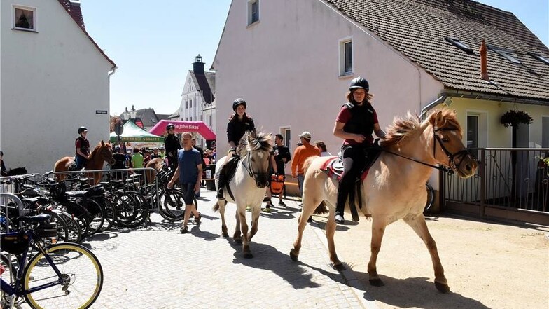 Die jungen Reiterinnen vom Ponyhof Nieder Neundorf begrüßen die Teilnehmer  an der 17. Sternradfahrt in der Schlossgasse Rothenburg hoch zu Ross.