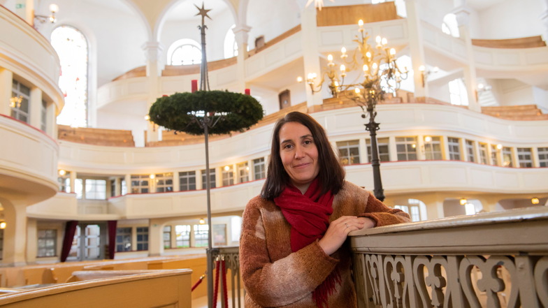 Pfarramtsleiterin Sarah Zehme sieht in der Großenhainer Marienkirche trotz aller schwieriger Umstände mit Freude und Optimismus der Weihnacht entgegen.