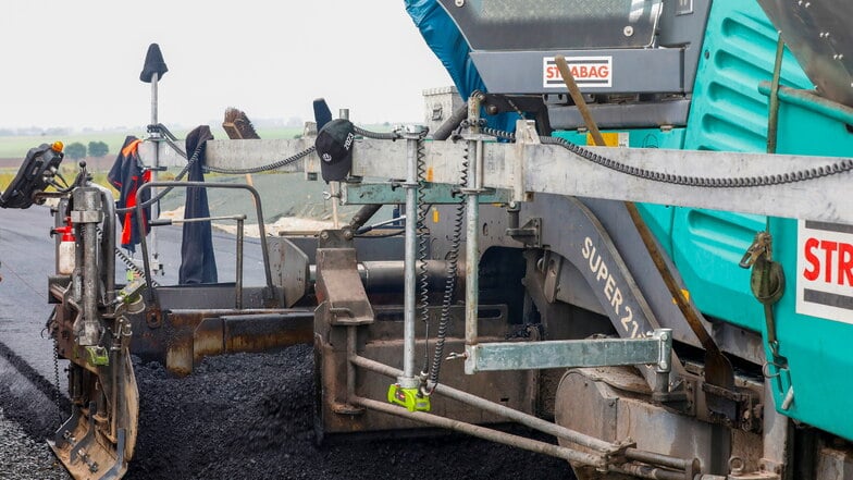 Aus den Mischwerken Niedercunnersdorf und Salzenforst wird kontinuierlich Asphalt herantransportiert, sodass es während der Arbeitstage keinen Stillstand gibt. Bis zu zehn Mitarbeiter sind allein mit dem Asphalteinbau beschäftigt.