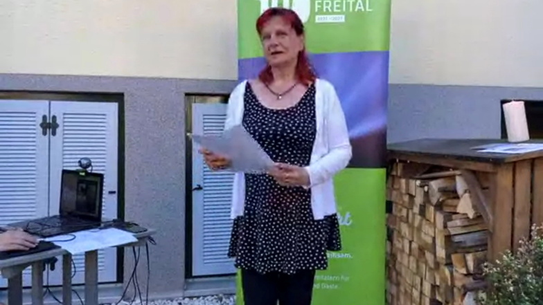 Freitals Gleichstellungsbeauftragte Jona Hildebrandt-Fischer begrüßt die Gäste der Online-Lesung.
