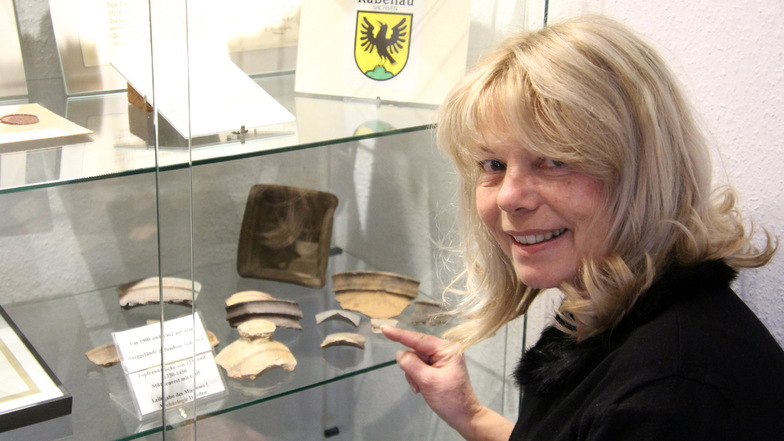 Museumsleiterin Daniela Simon zeigt die Scherbenfunde aus dem Burgareal.