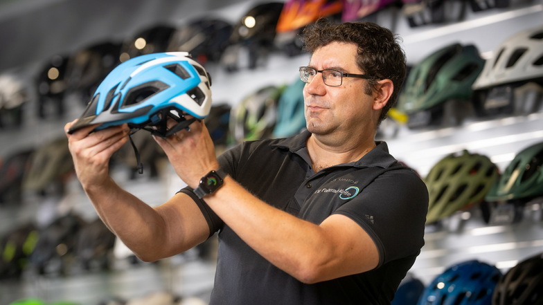 Hauptsache auffällig: Andreas Krause zeigt einen Fahrradhelm. Neonfarben und windschnittiges Design sind gefragt bei seinen Kunden.