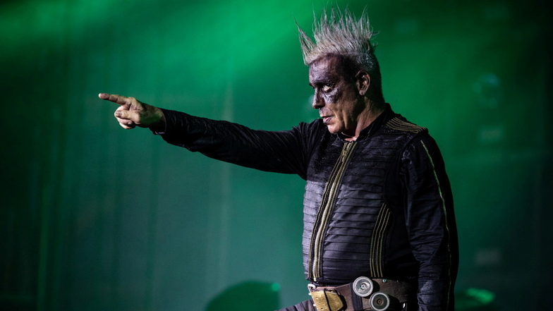 Frontmann Till Lindemann hat trotz der im vergangenen Jahr hochgekochten Missbrauchsvorwürfe bei Fans der Band noch immer großen Rückhalt.