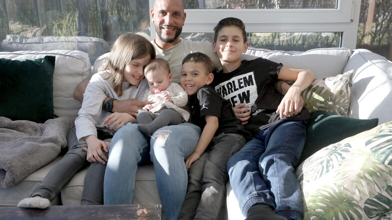 Ex-Dynamo-Profi Dexter Langen mit seinen vier Kindern: Tochter Meena ist fünf Monate alt, Sohn Younes (r.) zwölf, Tochter Noelie (l.) neun und Sohn Joshua vier. Fotos: dpa/Bernd Wuestneck