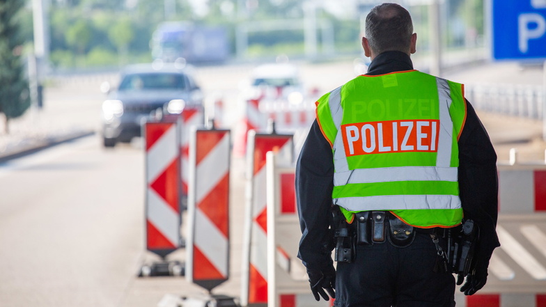 Ein Beamter der Bundespolizei steht am Grenzübergang Weil an der Autobahn A5.