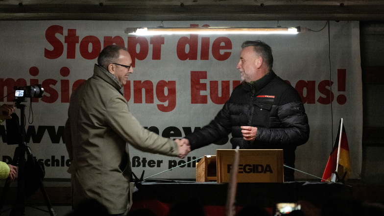 Sachsen-AfD-Chef Urban (l.) und Pegida-Gründer Lutz Bachmann begrüßen sich auf der Bühne.