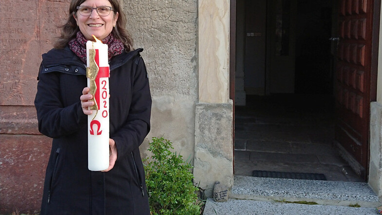 Die Lampertswalder Pfarrerin Annette Waffenschmidt mit der Osterkerze, die durch den Ort getragen wurde.