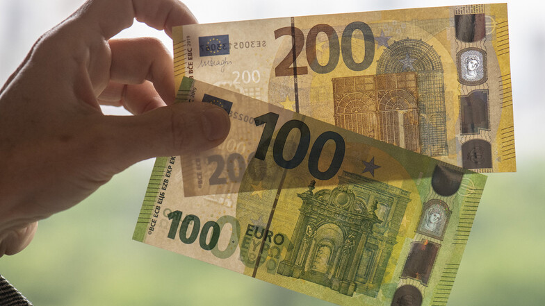 Neue Einhundert- (unten) und Zweihundert-Banknoten werden bei der Bundesbank vorgestellt. Die neuen Scheine verfügen über neuartige Sicherheitsmerkmale und sind schmaler als die bisherigen Scheine.