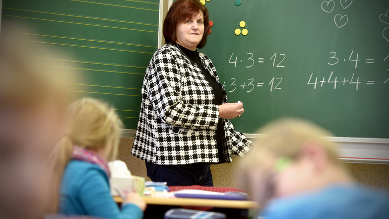 Christina Pohl ist jetzt 67. Trotzdem arbeitet die pensionierte Lehrerin wieder stundenweise an ihrer alten Grundschule in Mittelherwigsdorf.