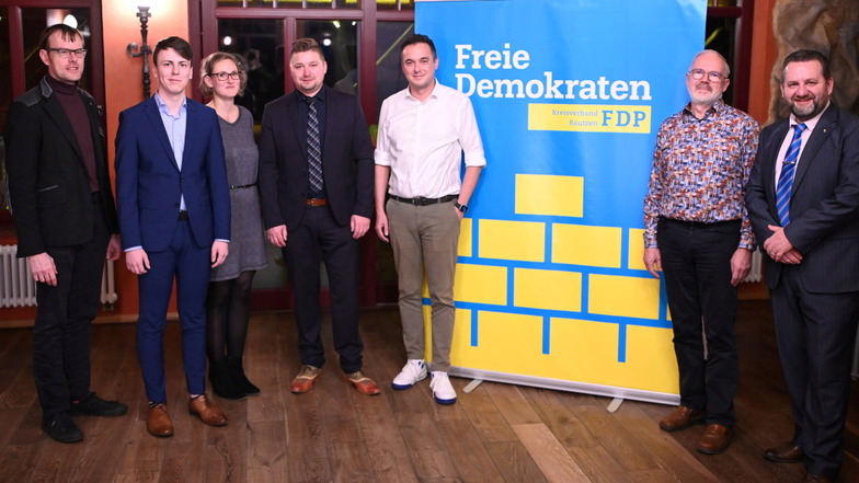 Die FDP-Direktkandidaten zur LTW Eddie Friedrich (2.v.l.), Kristin Schiewart, Martin Nedo (4.v.l.), Matthias Eckstädt (2.v.r.), Matthias Schniebel (r.) sowie die Spitzenkandidaten für Sachsen, Robert Malorny (3.v.r.) und die Europawahl, Stefan Richter (l.