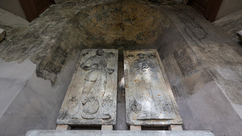 Die Grabplatten der Familie Zeutzsch bilden den Mittelpunkt der Denkmalhalle. Die Zeutzschs gehören zur Ahnenreihe der Zarin Katharina II. von Russland.