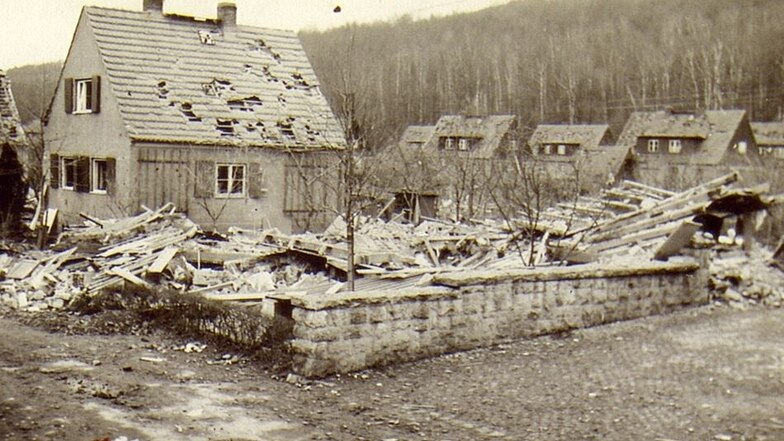 Kein Stein mehr auf dem anderen: Beim Bombenabwurf auf Pirnas Südvorstadt fiel am 15. Februar 1945 das Siedlungshaus von Frisör Emil Nitsche auf der Immelmannstraße, heute Hans-Holbein-Straße, in Trümmer. Fotos: privat