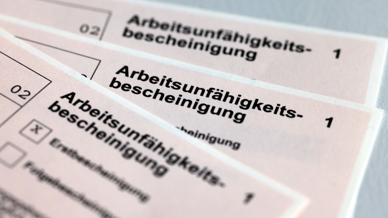In Sachsen verzeichnet die Krankenkasse KKH eine Rekordzahl an Krankschreibungen im Jahr 2022.